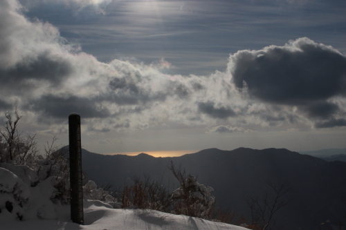 雪の朝不入山系と海